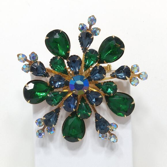 Vintage 1950s Emerald Green Rhinestones Snowflake Brooch - Picture 2 of 10